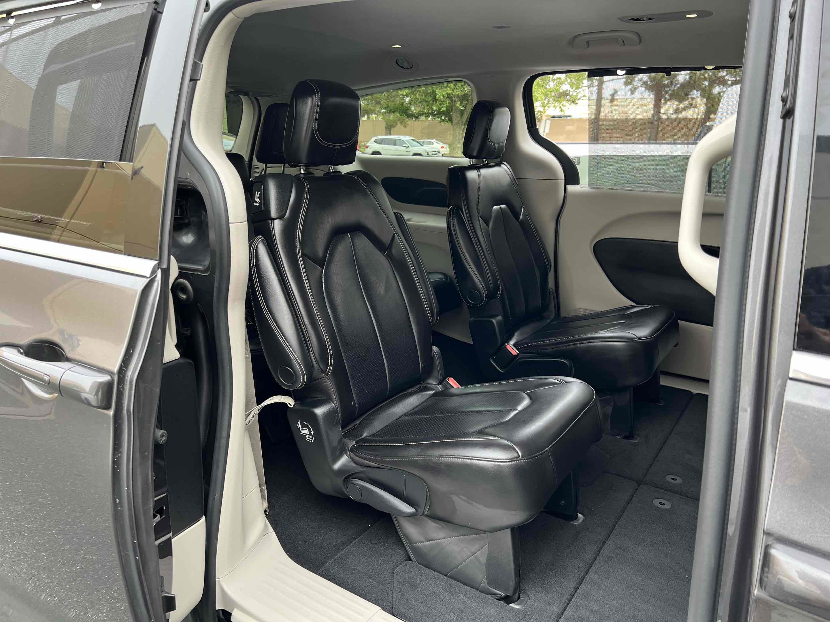 Used 2023 Chrysler Pacifica Touring-L image 37