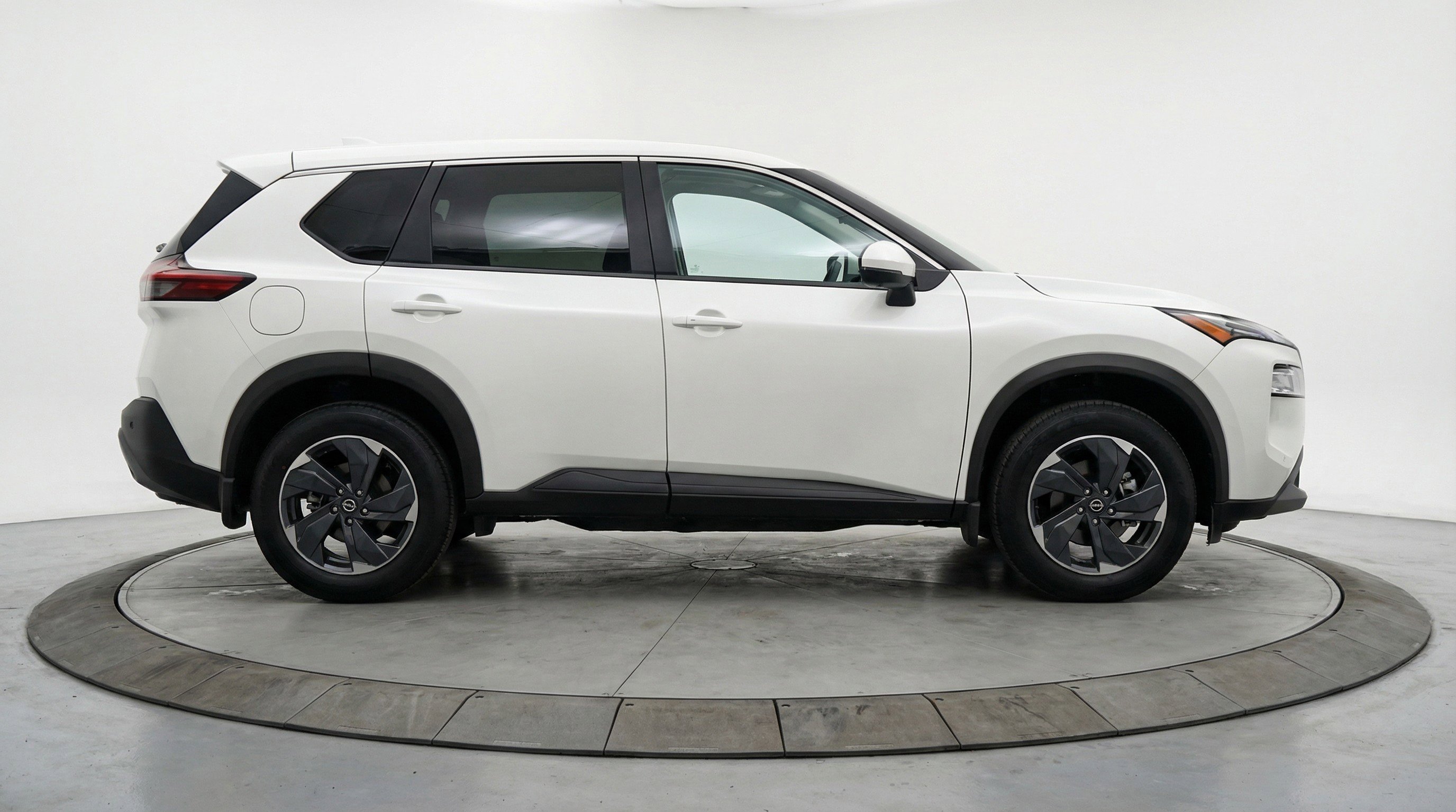 Used 2025 Nissan Rogue SV FWD image 11