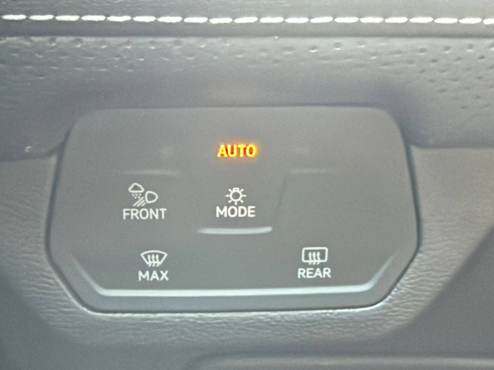 Used 2024 Volkswagen Atlas SE AWD/4WD image 34
