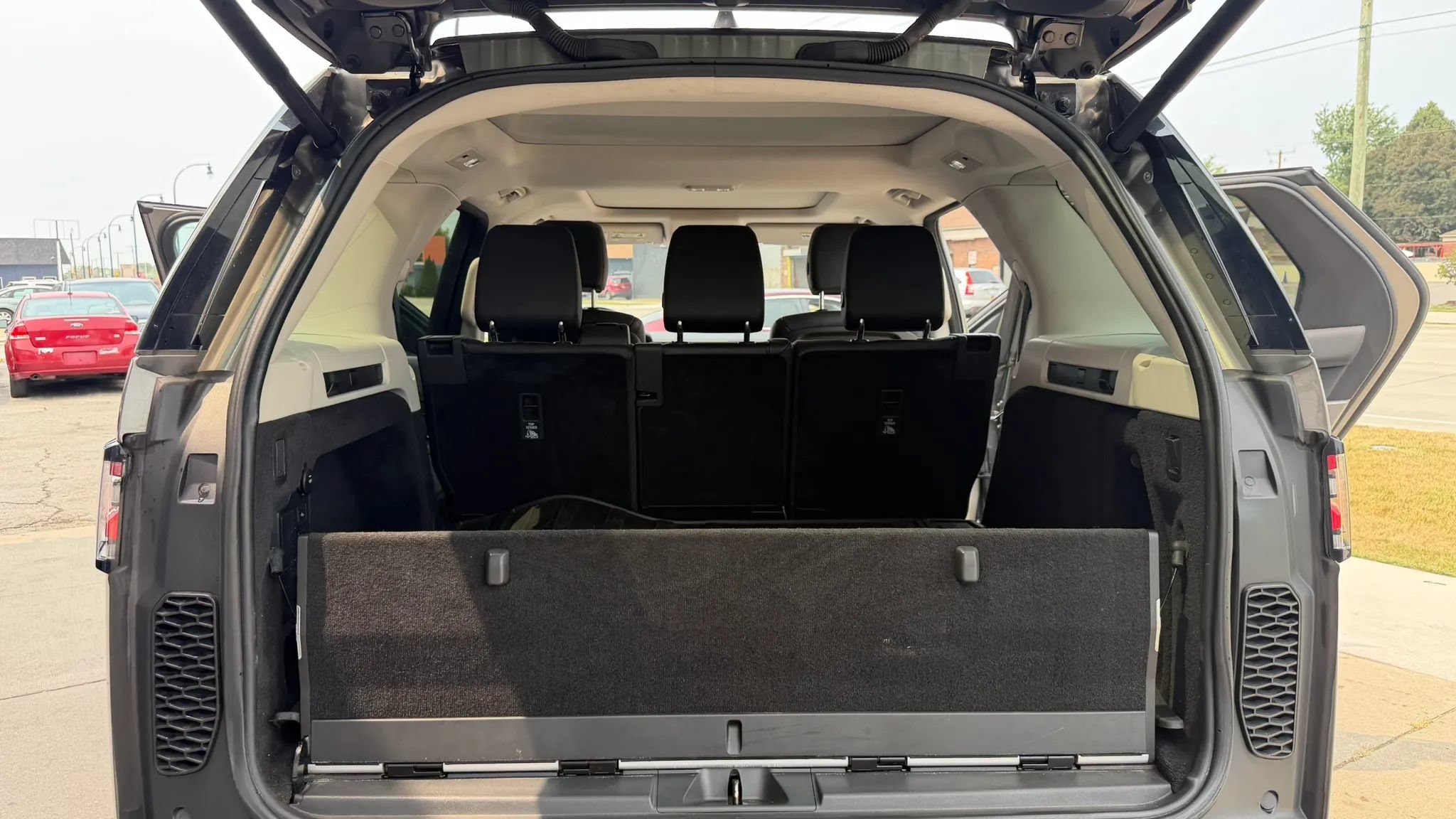Used 2017 Land Rover Discovery HSE AWD/4WD image 25