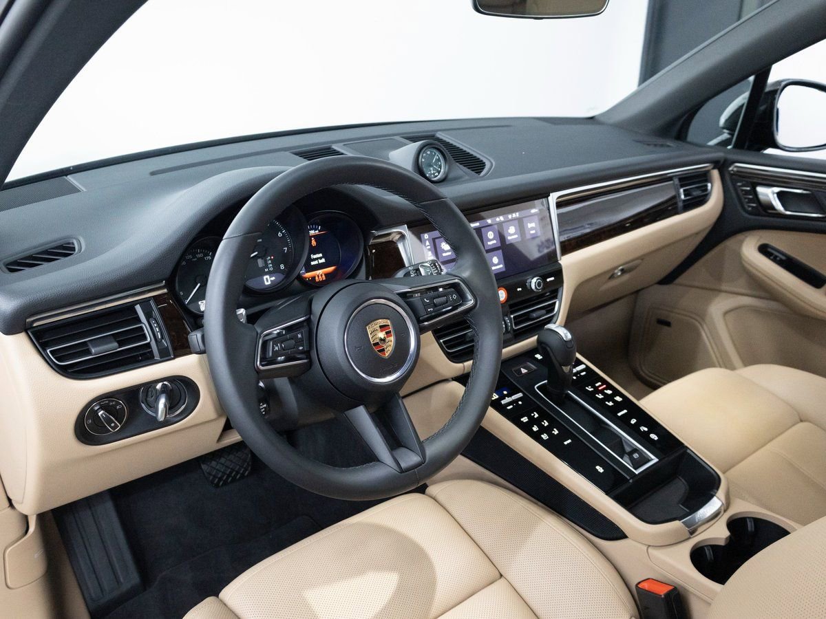 Certified 2025 Porsche Macan image 4