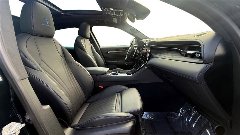 Used 2023 Maserati Grecale Modena AWD/4WD image 17