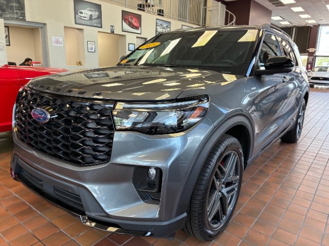 Used 2025 Ford Explorer ST-Line w/ ST-Line Street Pack AWD/4WD image 4