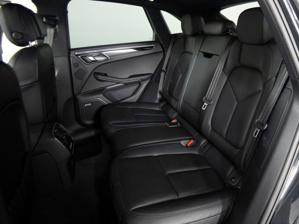 Certified 2025 Porsche Macan image 34