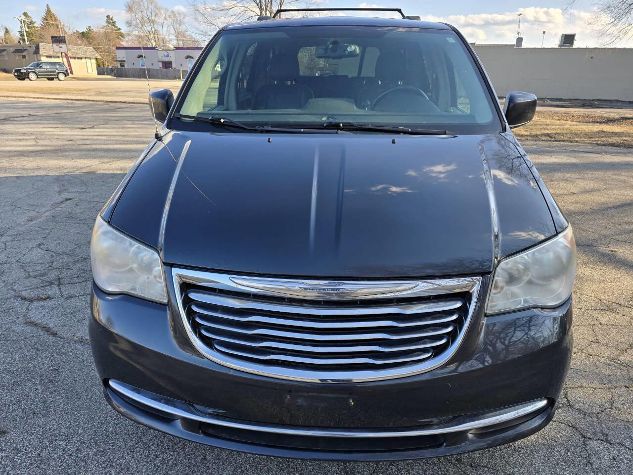Used 2014 Chrysler Town & Country Touring FWD image 2