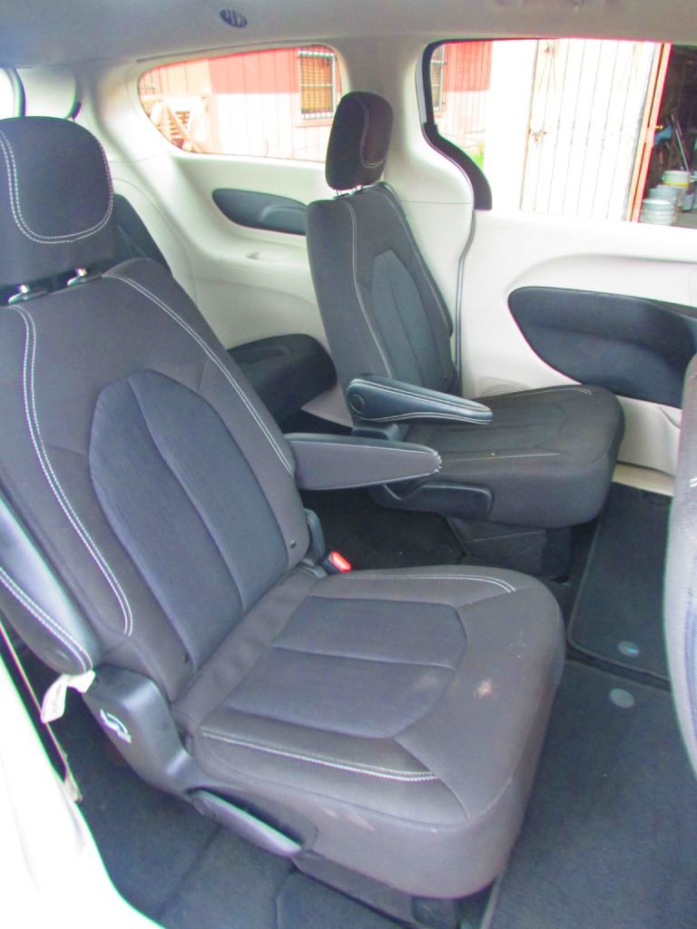 Used 2022 Chrysler Voyager LX image 17