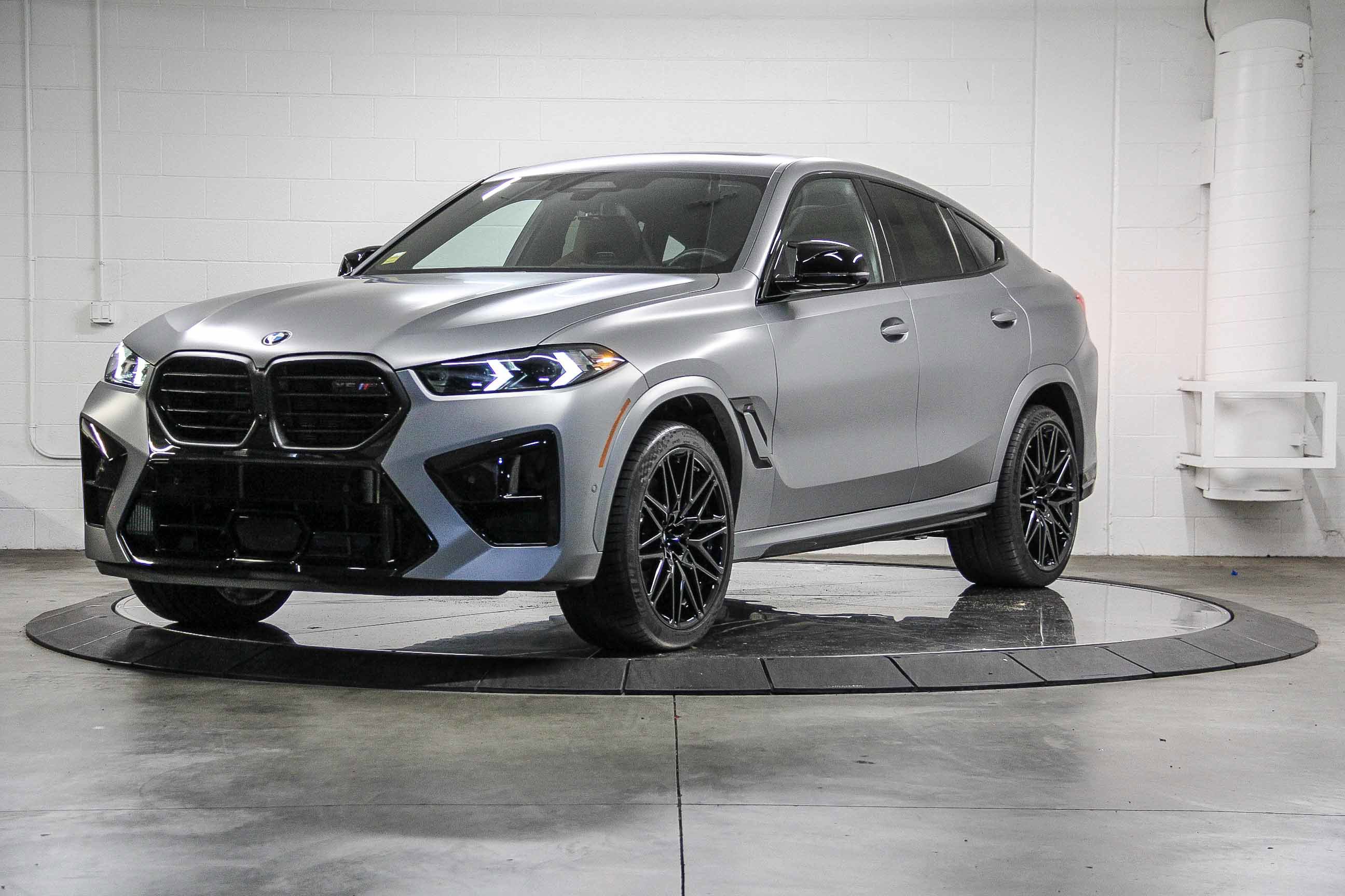 Used 2025 BMW X6 M Competition w/ Executive Package image 3