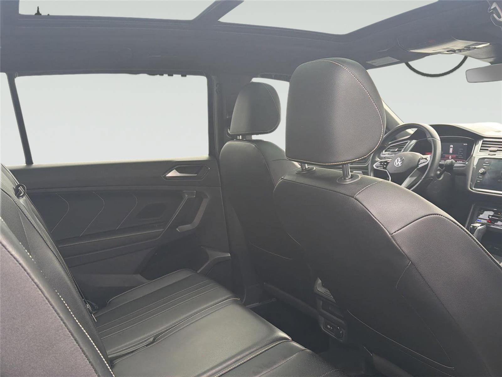Used 2022 Volkswagen Tiguan SE R-Line image 11