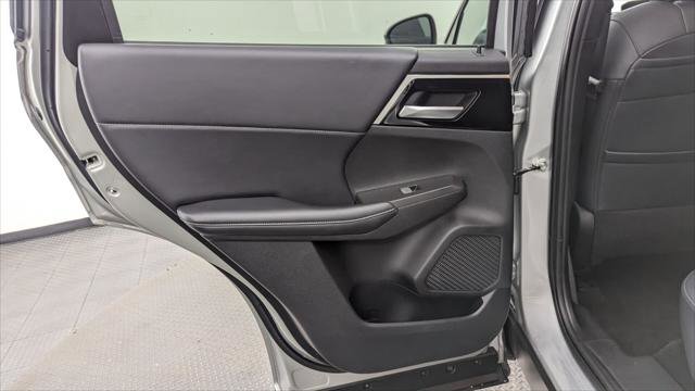 Used 2024 Mitsubishi Outlander SE image 16