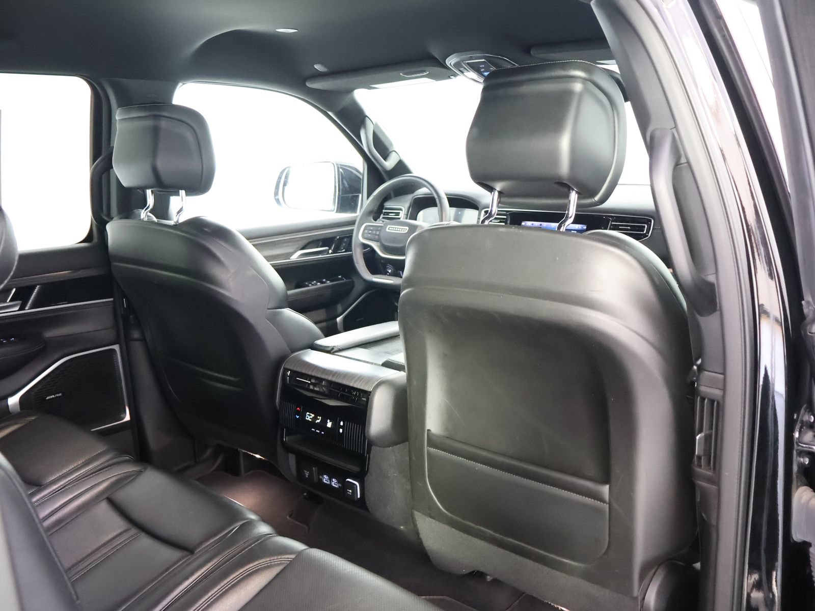 Used 2023 Jeep Wagoneer L Series II AWD/4WD image 43