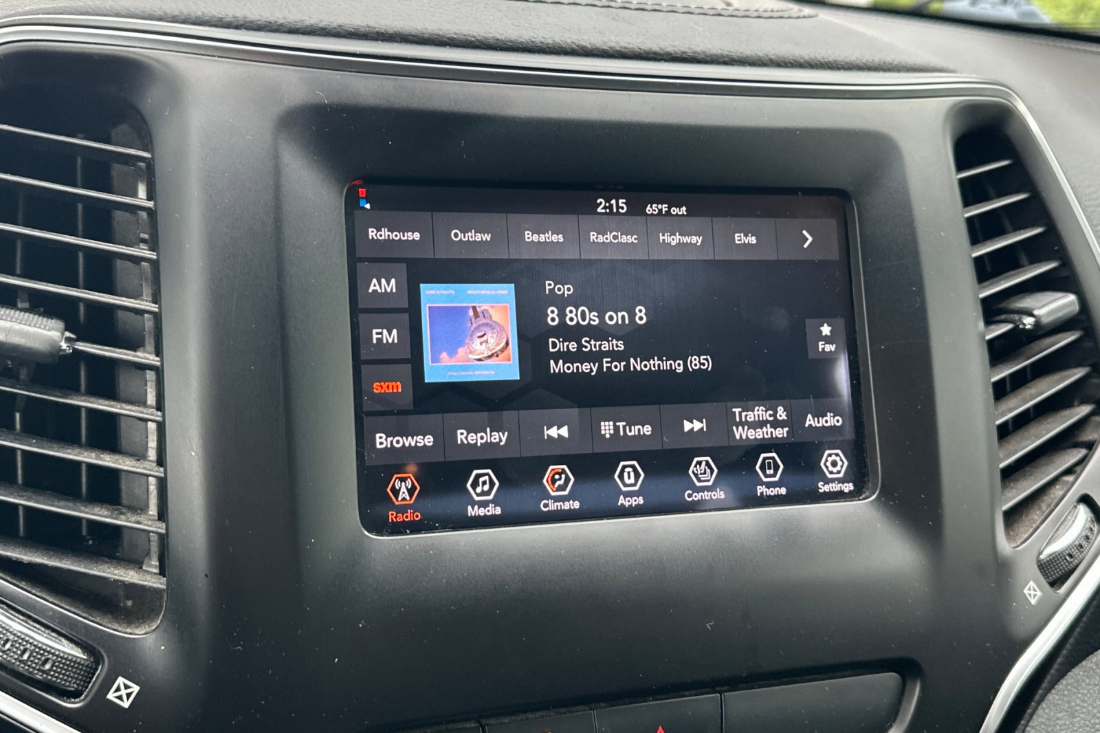 Used 2019 Jeep Cherokee Latitude w/ Cold Weather Group image 18