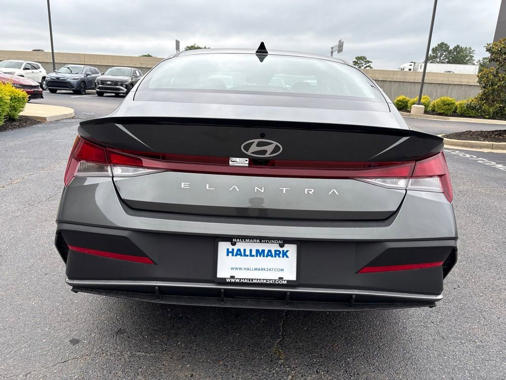 Certified 2025 Hyundai Elantra Sport FWD image 6