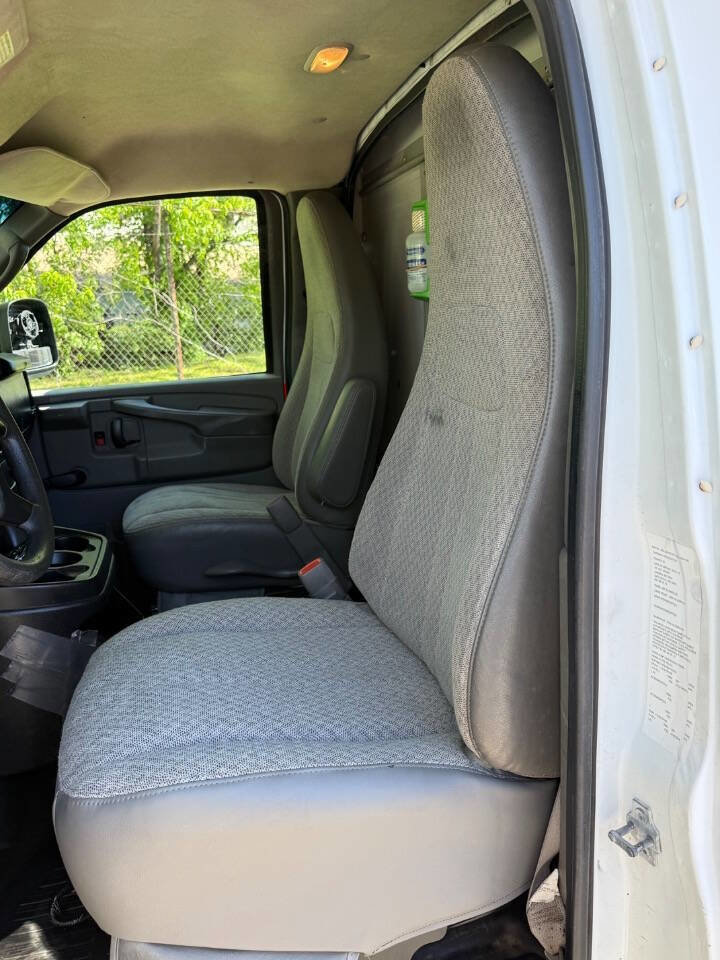 Used 2010 GMC Savana 3500 RWD image 11