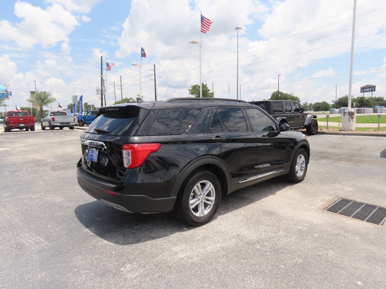 Certified 2023 Ford Explorer XLT w/ Equipment Group 202A RWD image 9