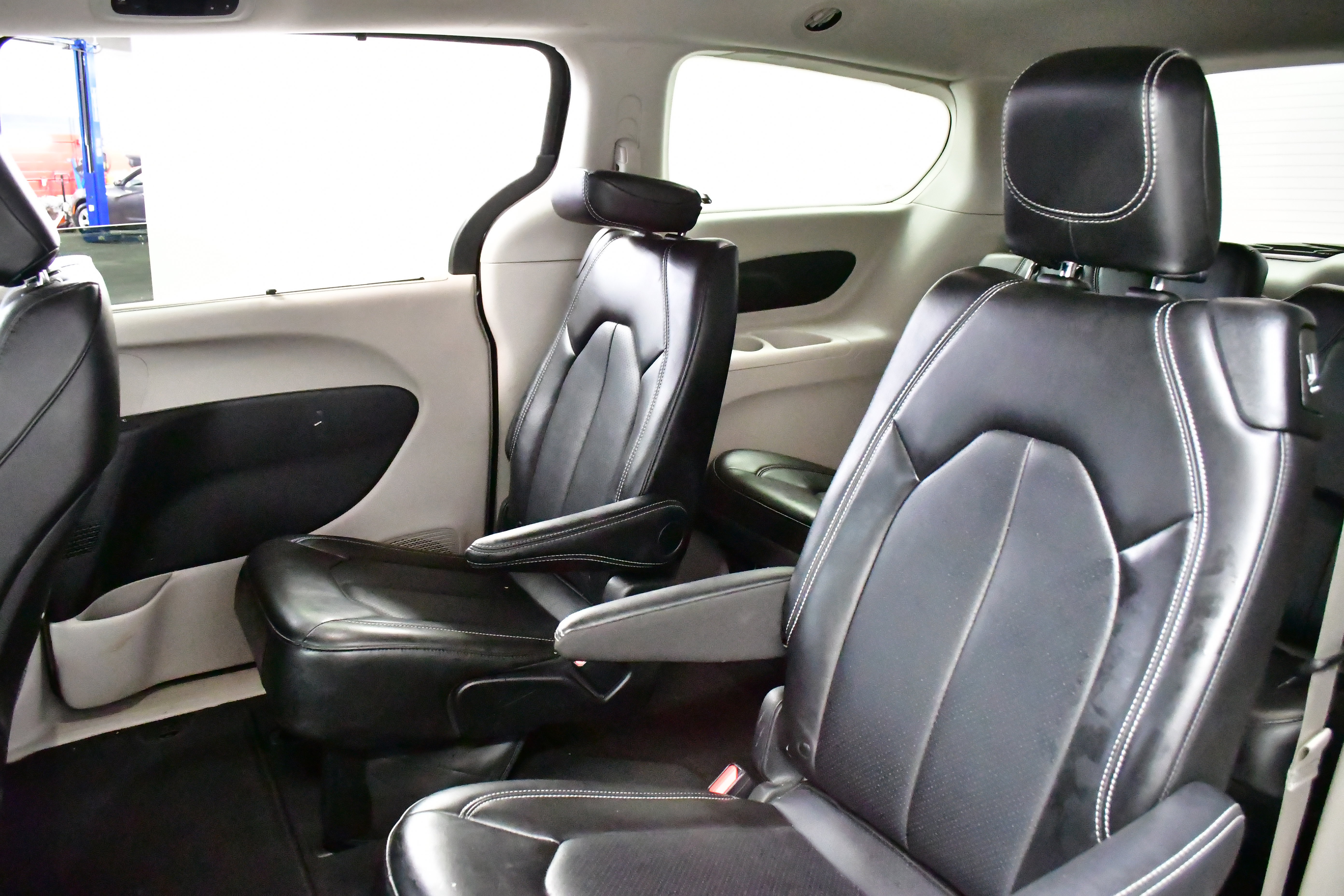 Used 2024 Chrysler Pacifica Touring-L image 19