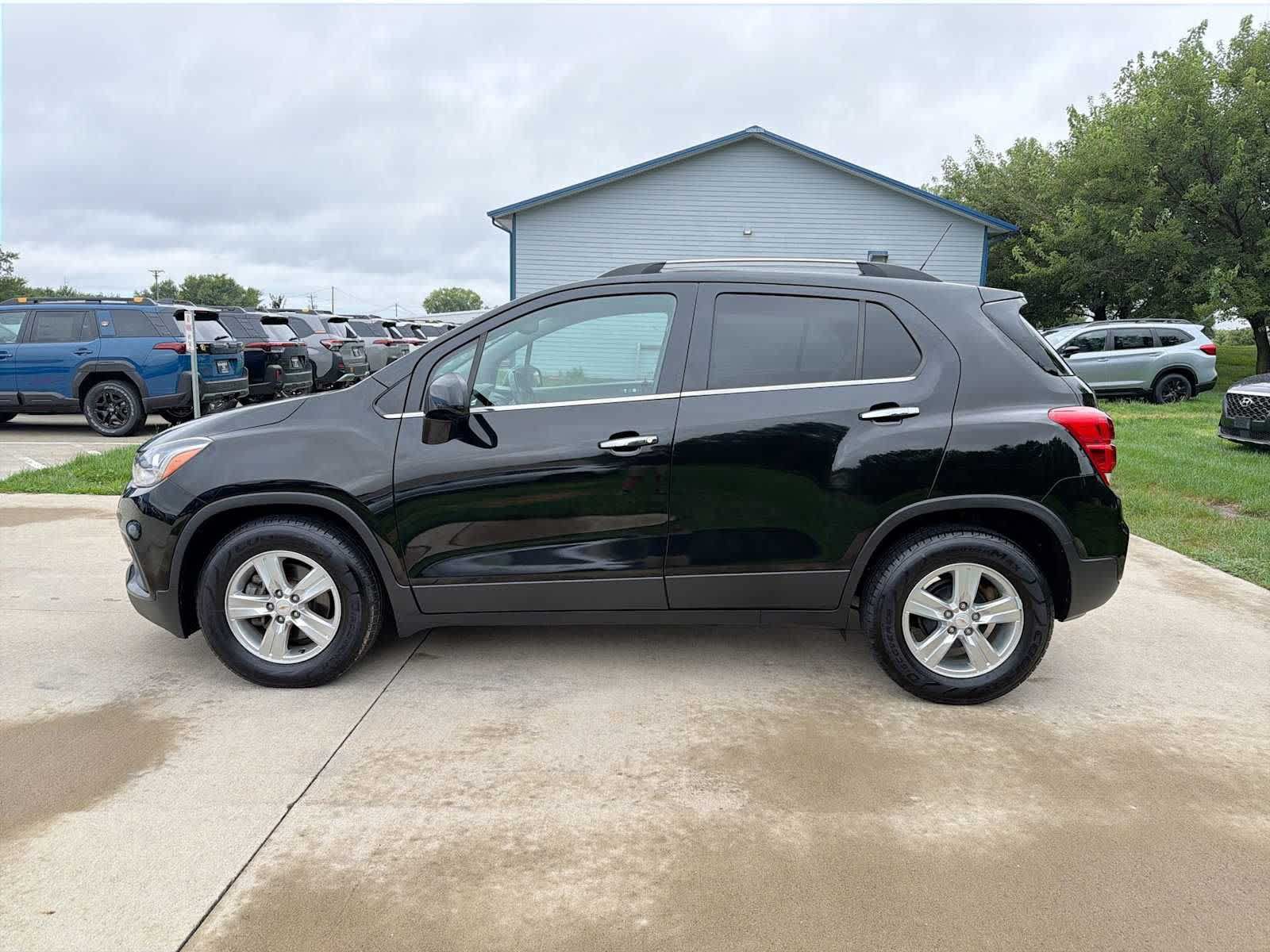Used 2019 Chevrolet Trax LT w/ LT Convenience Package FWD image 3