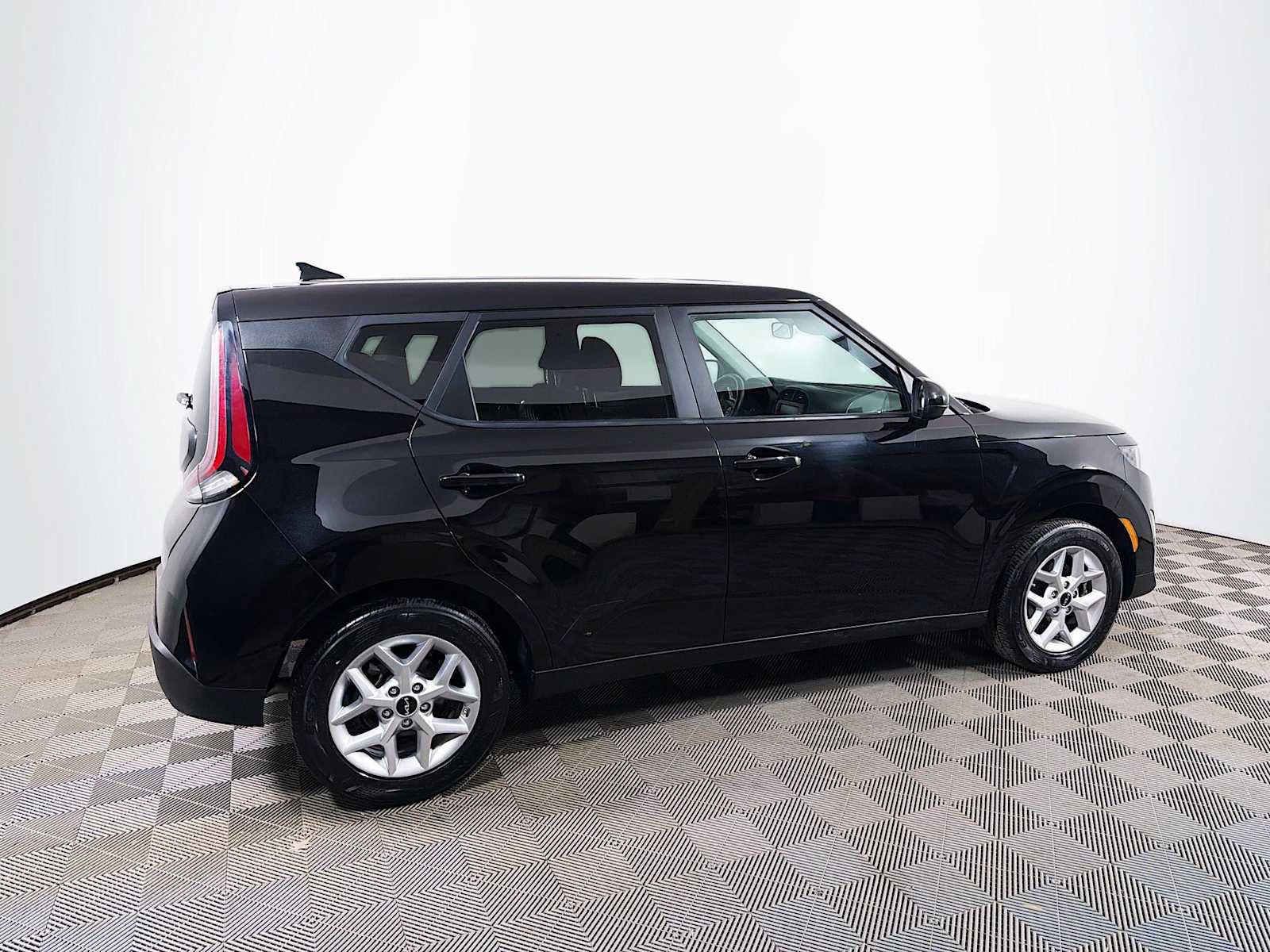 Used 2023 Kia Soul LX w/ Option Group 015 FWD image 4