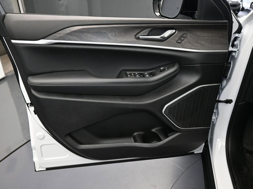 New 2026 Jeep Grand Cherokee Limited RWD image 13