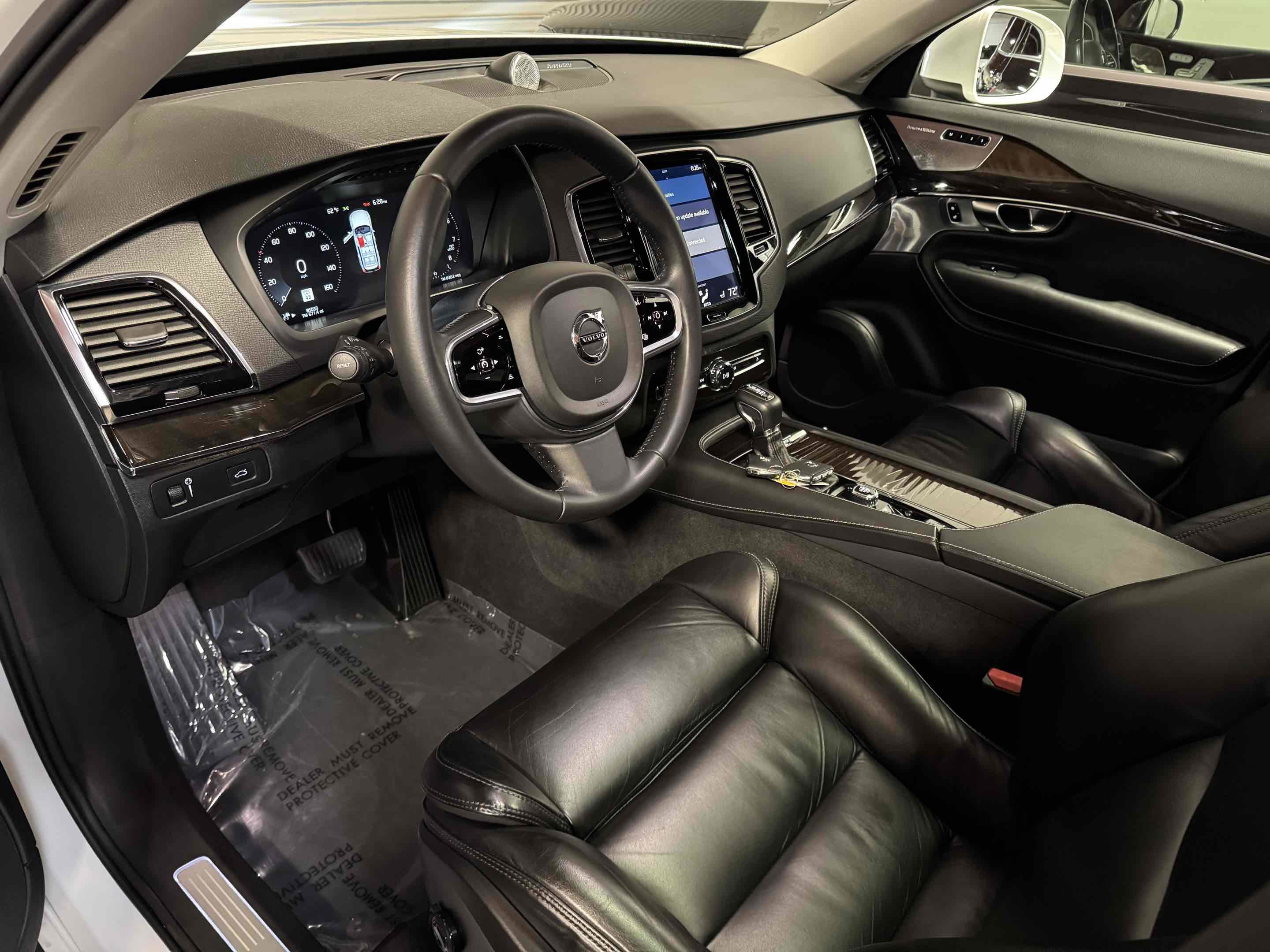 Used 2018 Volvo XC90 T6 Momentum w/ Convenience Package image 3