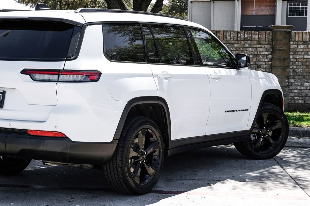 Used 2023 Jeep Grand Cherokee L Laredo AWD/4WD image 17