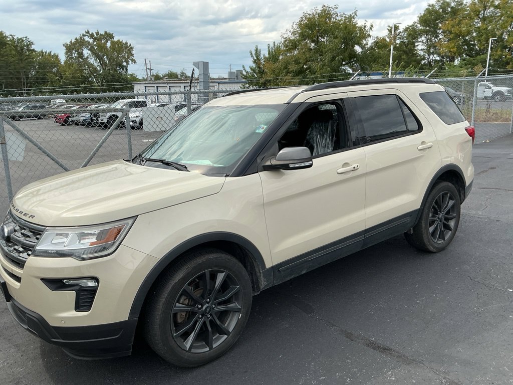 Used 2018 Ford Explorer XLT w/ XLT Appearance Package AWD/4WD image 3