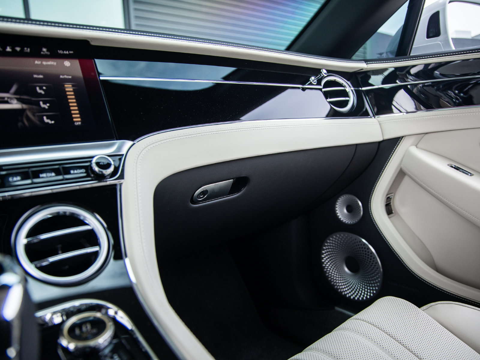 Used 2025 Bentley Continental GTC AWD/4WD image 38