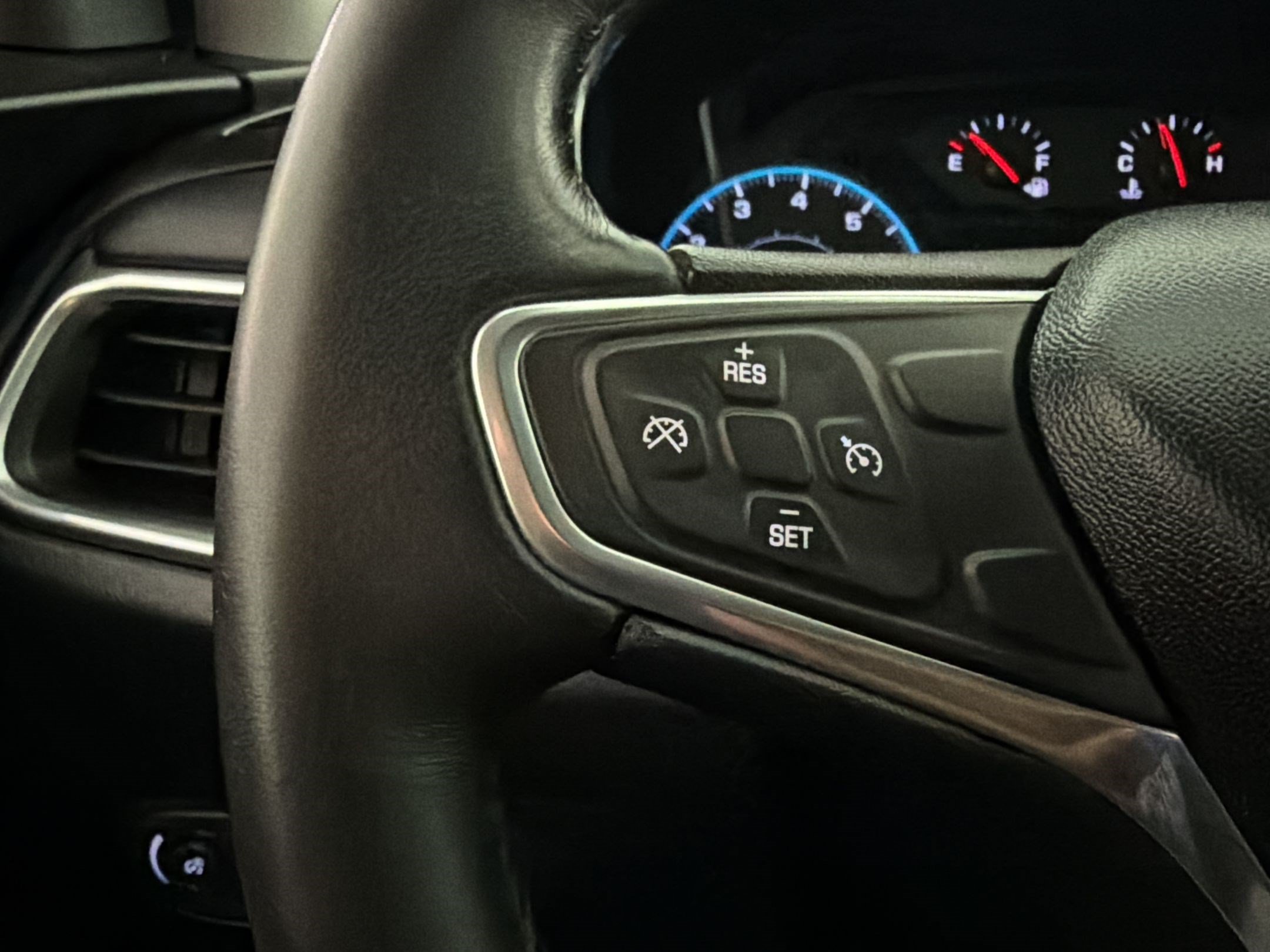 Used 2018 Chevrolet Equinox LT FWD image 14