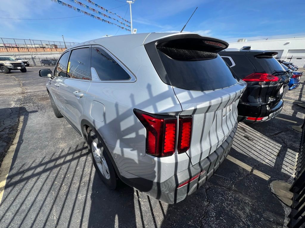 Used 2021 Kia Sorento LX image 3
