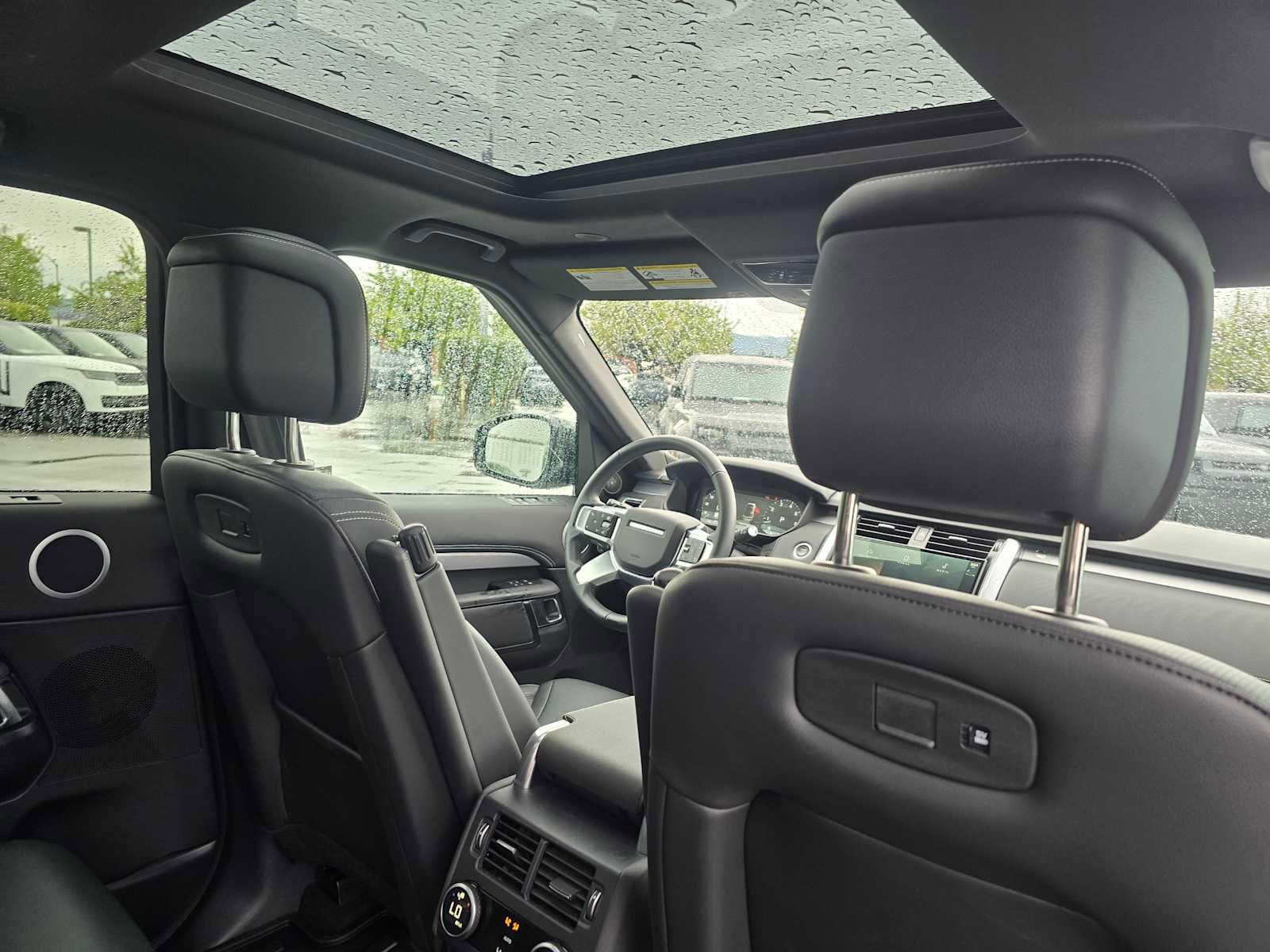 Used 2025 Land Rover Discovery Dynamic SE image 13