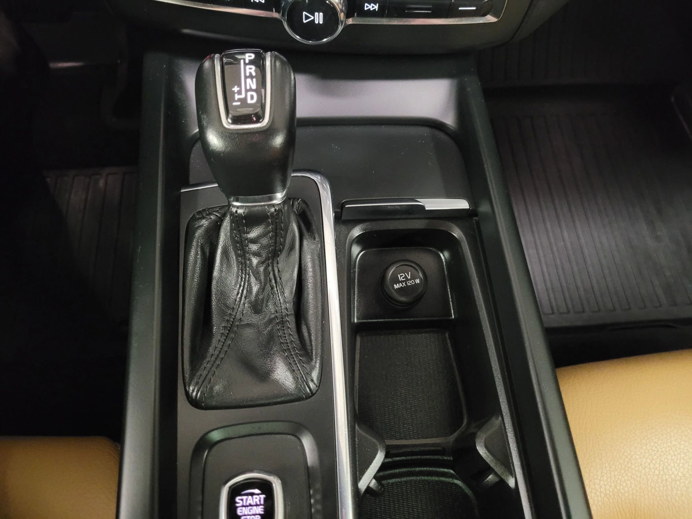 Used 2018 Volvo XC60 T5 Momentum w/ Vision Package image 26