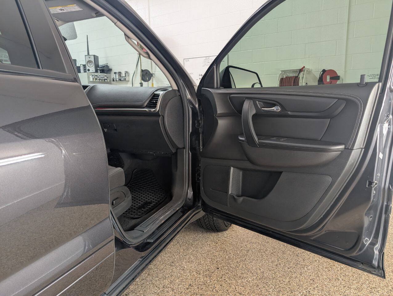Used 2015 GMC Acadia SLE FWD image 21