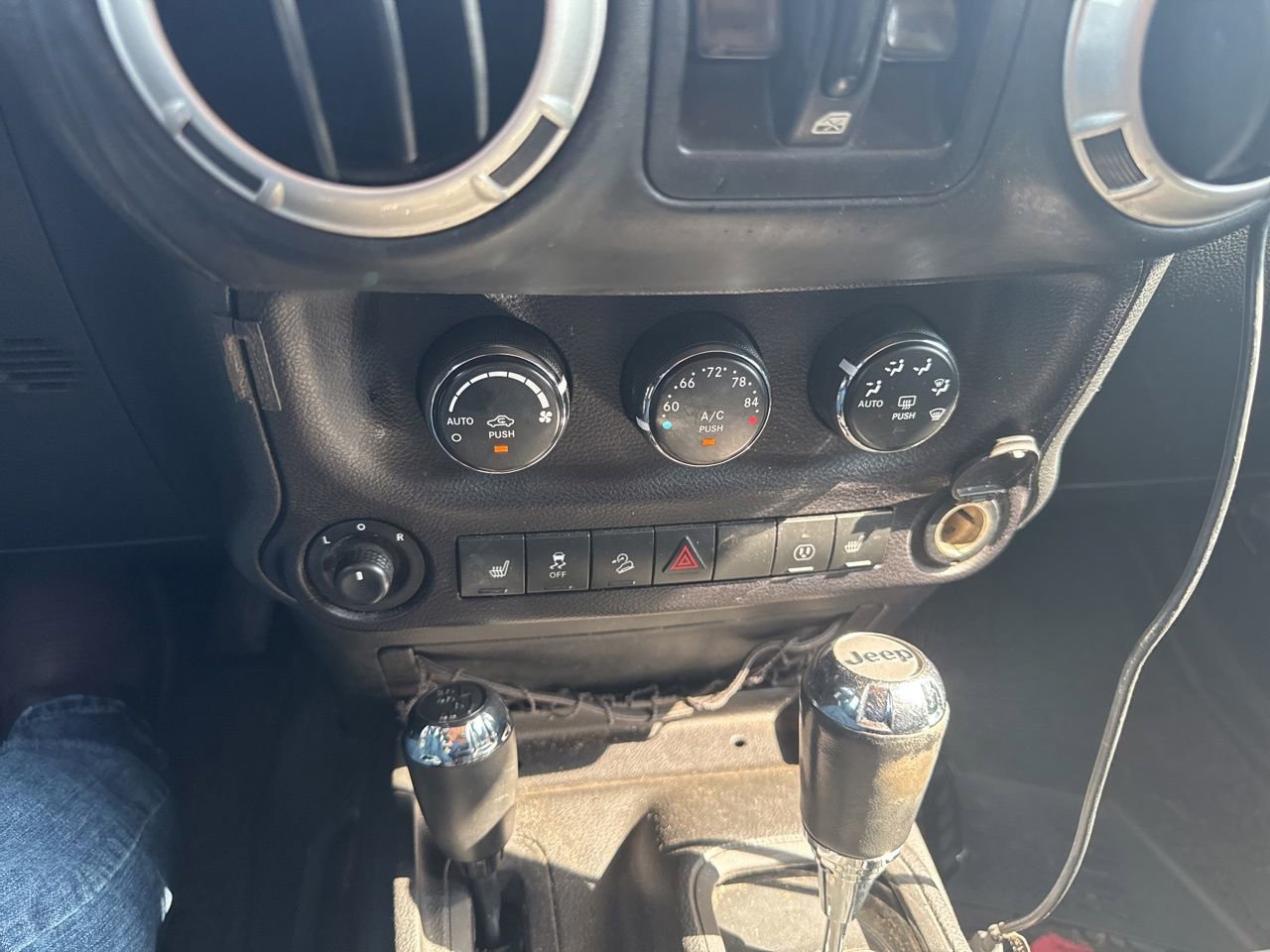Used 2016 Jeep Wrangler Unlimited Rubicon AWD/4WD image 15