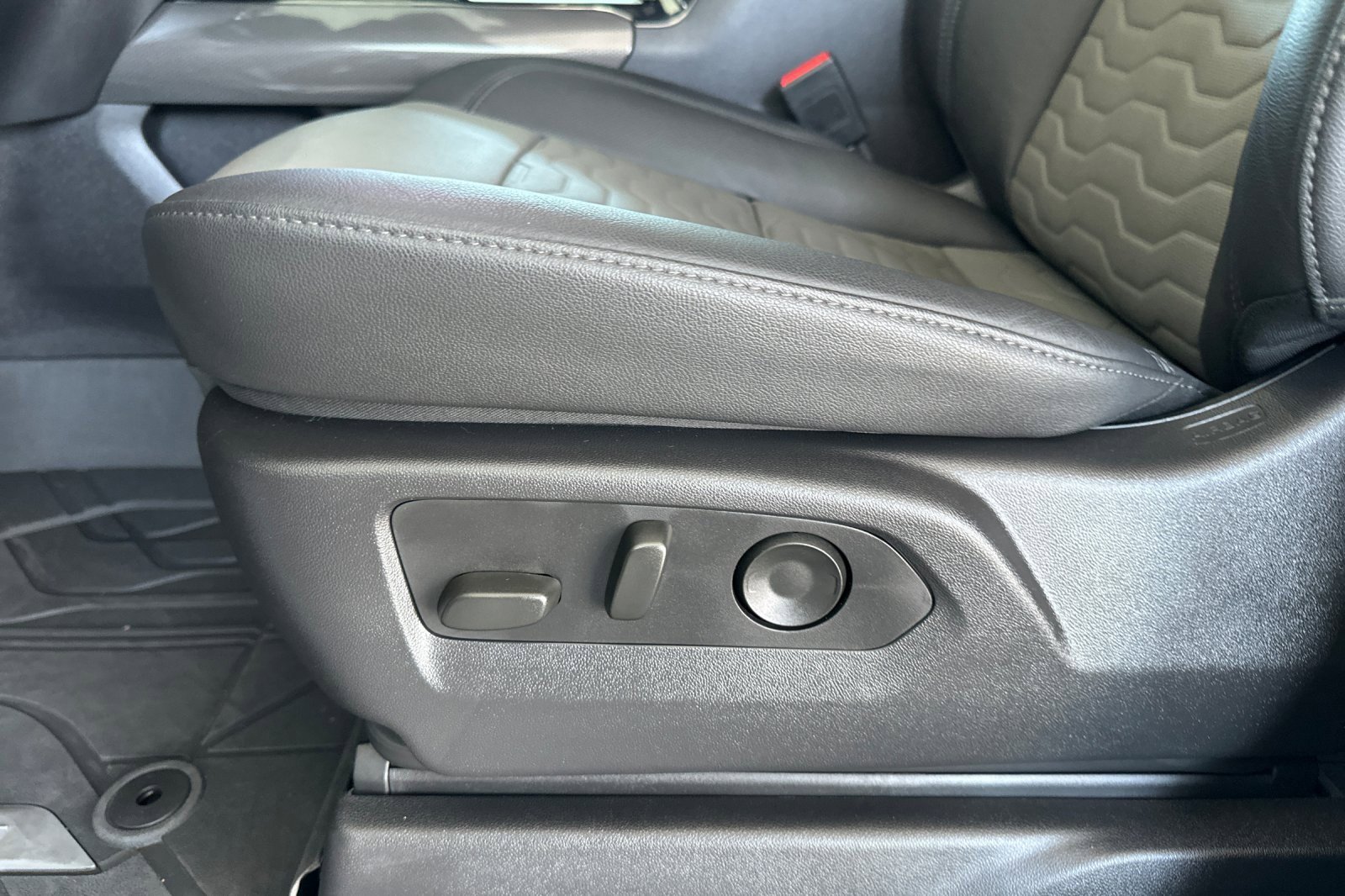 Used 2025 Chevrolet Silverado 1500 ZR2 w/ Technology Package image 14