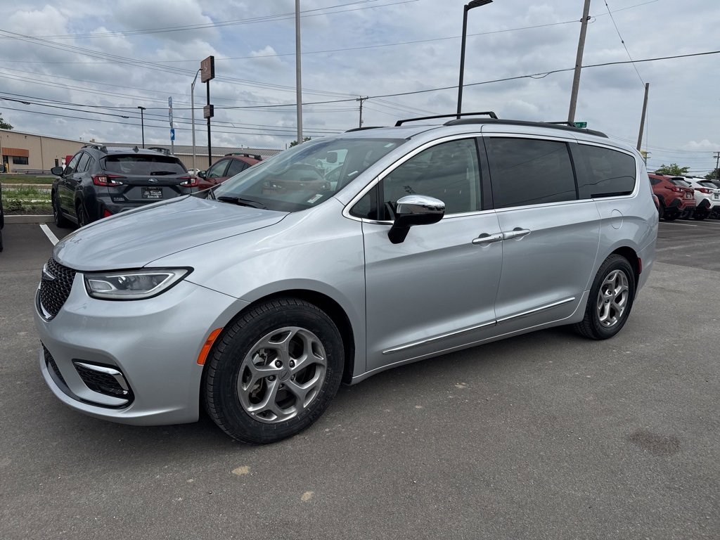 Used 2023 Chrysler Pacifica Limited image 3