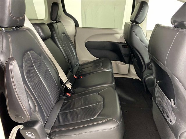 Used 2018 Chrysler Pacifica Touring-L image 12