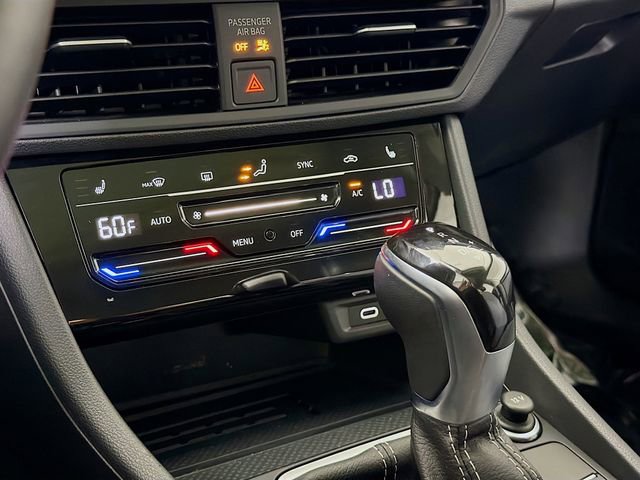 Used 2025 Volkswagen Jetta SE w/ Sunroof Package image 17