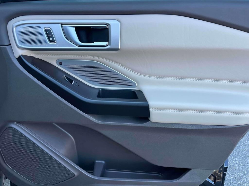 Used 2020 Ford Explorer Platinum w/ Premium Technology Package image 22