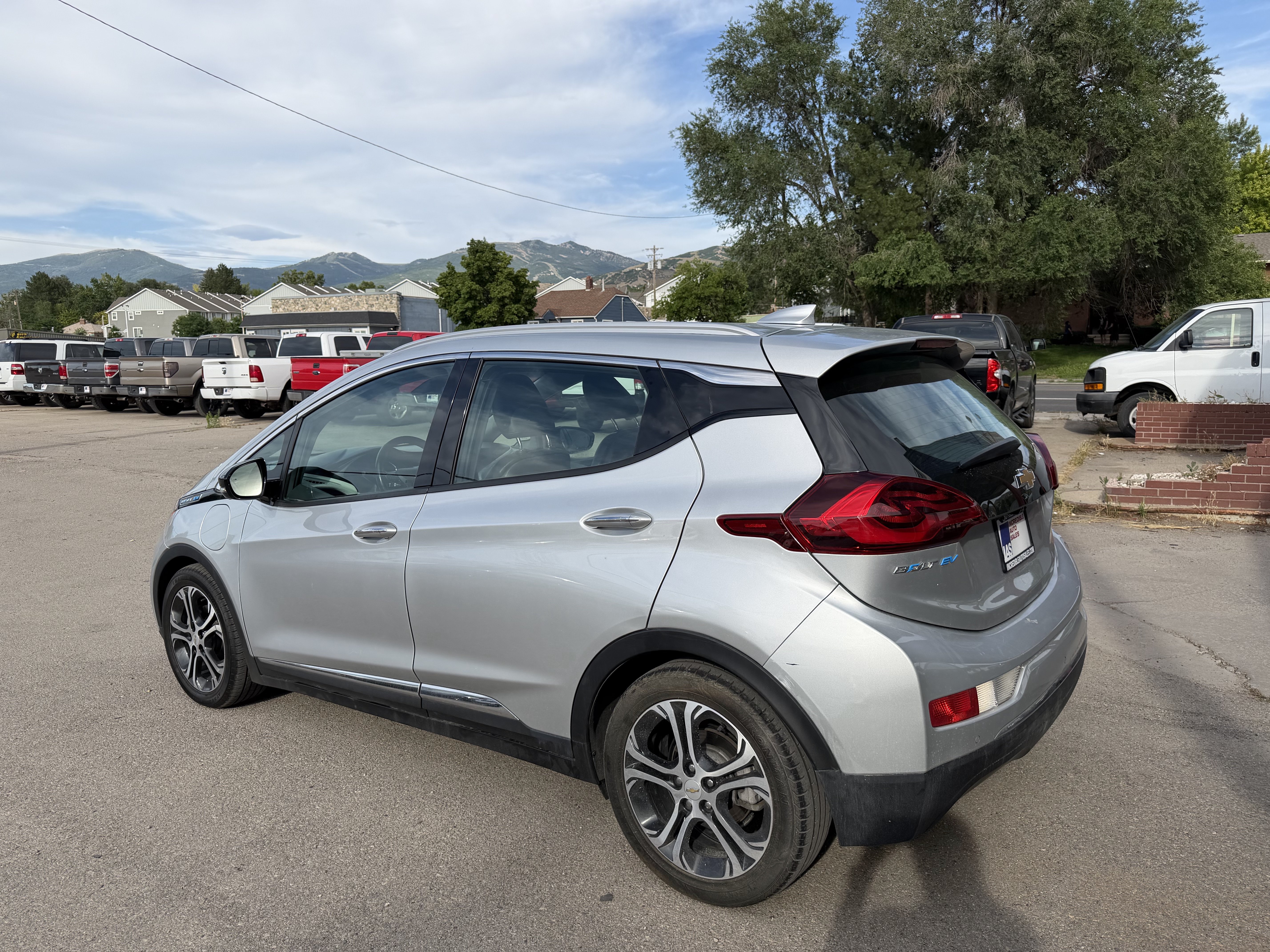 Used 2019 Chevrolet Bolt Premier w/ Infotainment Package FWD image 5