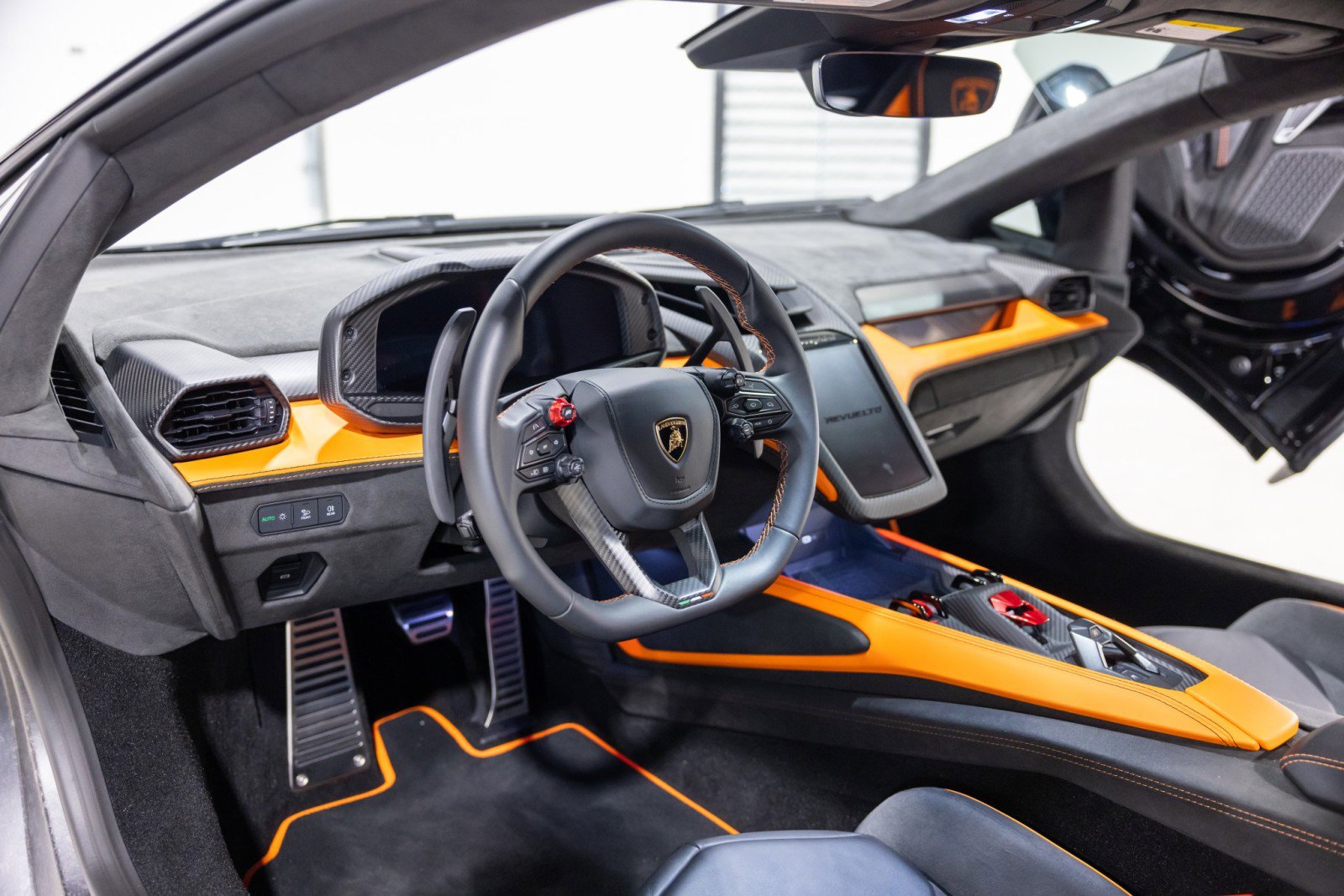 Used 2025 Lamborghini Revuelto image 45