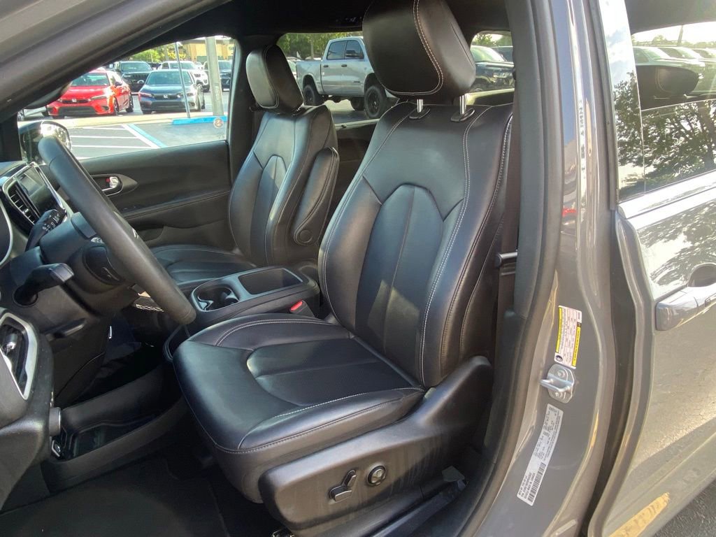 Used 2025 Chrysler Pacifica Select FWD image 15