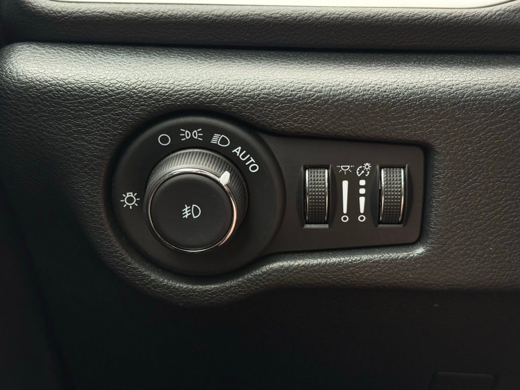 Used 2025 Chrysler Pacifica Select FWD image 22