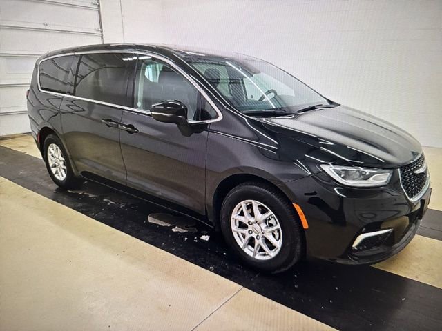 Used 2023 Chrysler Pacifica Touring-L FWD image 1