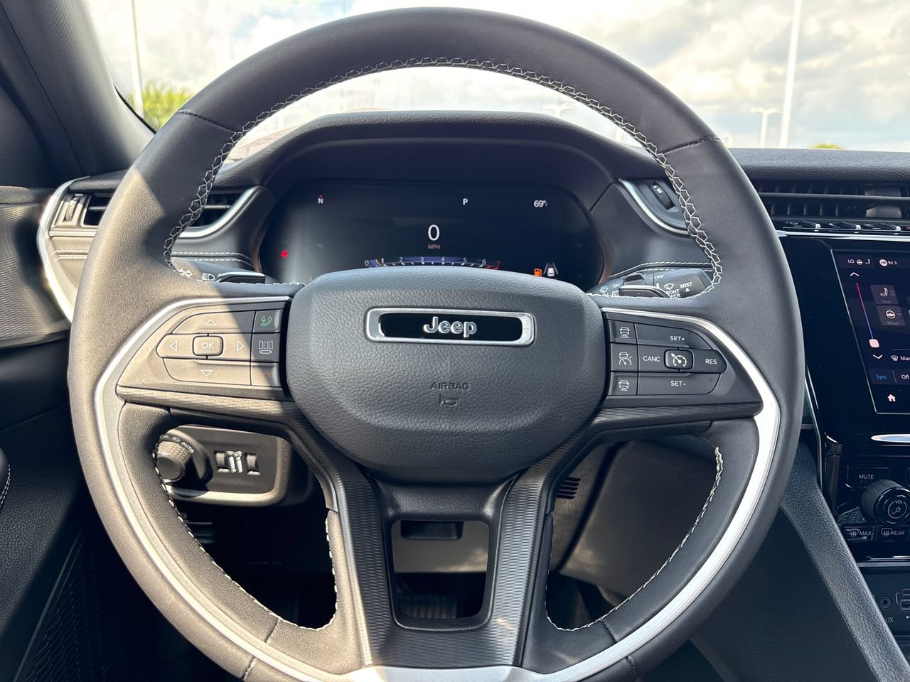 Used 2023 Jeep Grand Cherokee Altitude AWD/4WD image 17