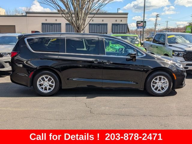 Used 2025 Chrysler Pacifica Select image 2