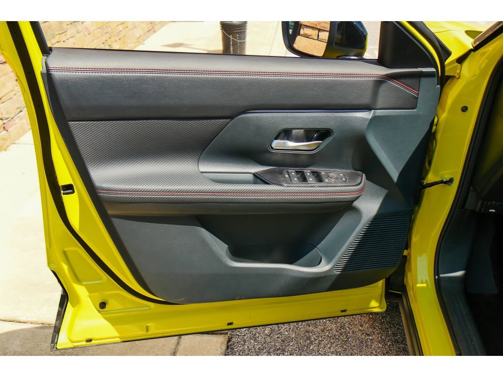 Used 2025 Nissan Kicks SR AWD/4WD image 9
