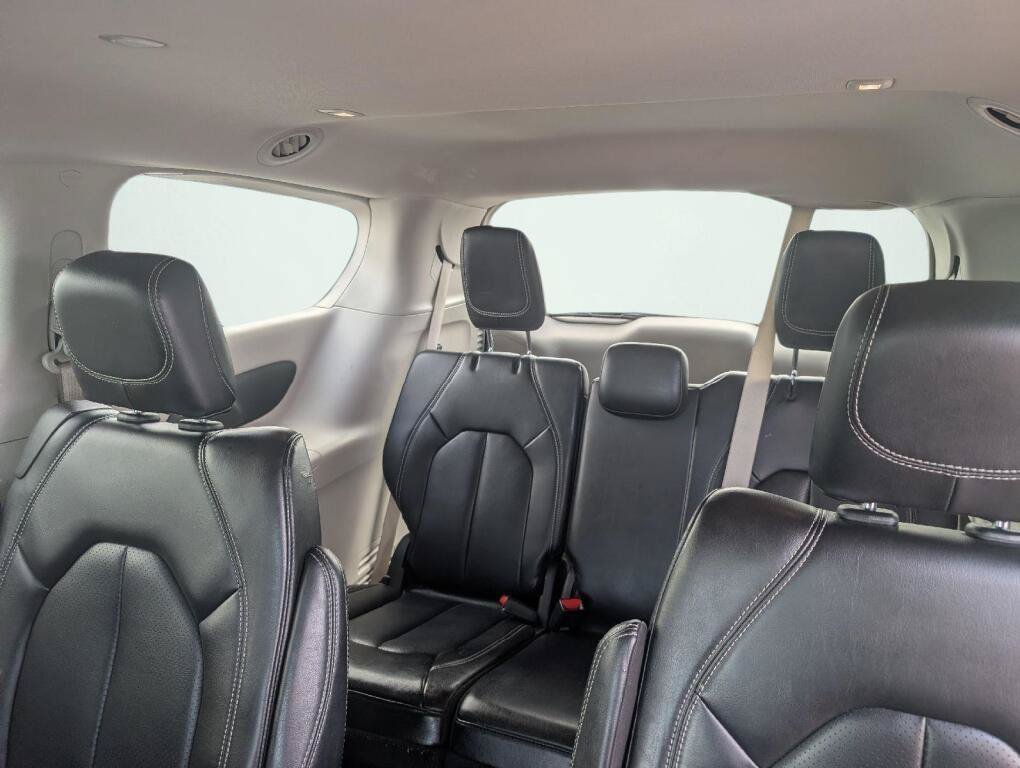Used 2023 Chrysler Pacifica Touring-L FWD image 9