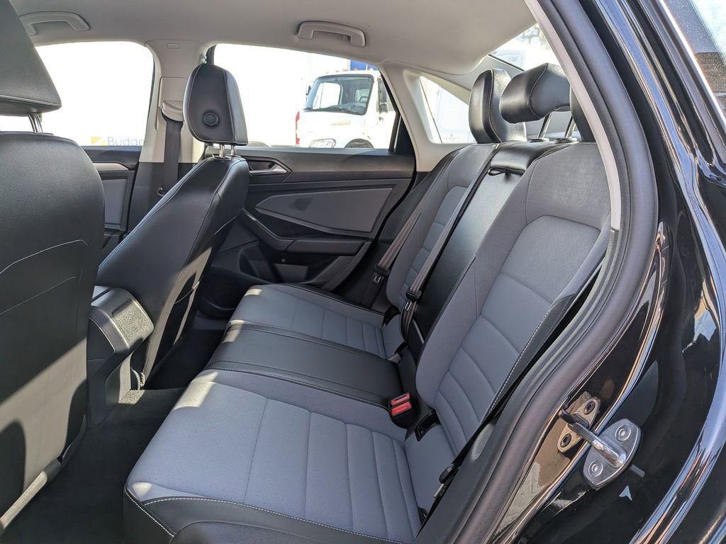 Used 2025 Volkswagen Jetta SE image 28