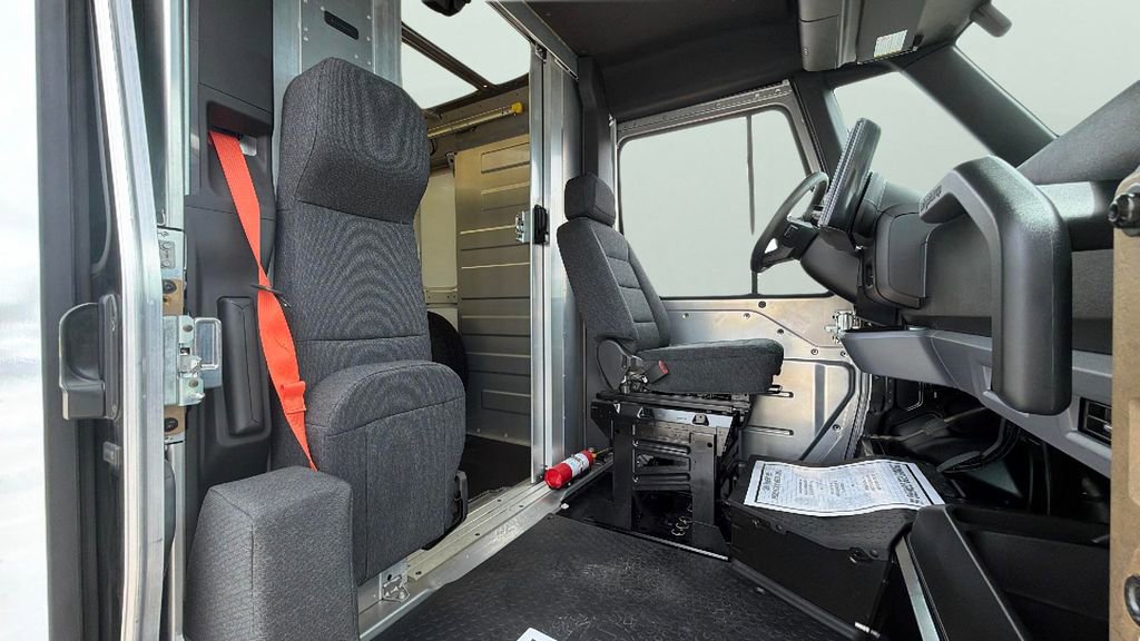 Used 2024 Chevrolet Brightdrop 400 w/ Commercial Equipment Package AWD/4WD image 32