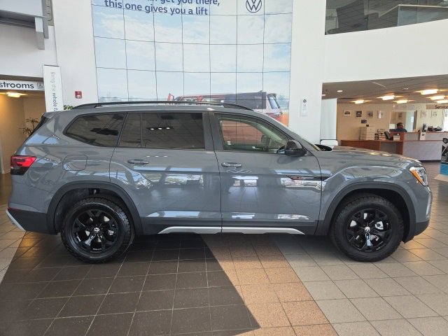 New 2025 Volkswagen Atlas Peak Edition SE image 1