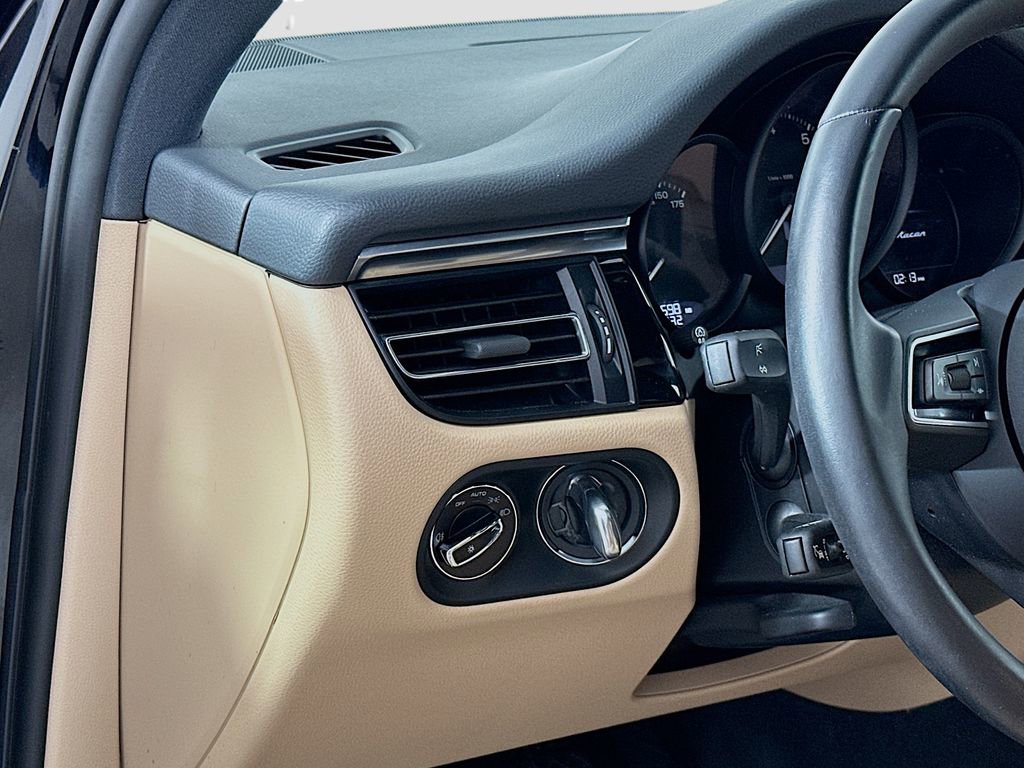 Certified 2024 Porsche Macan AWD/4WD image 11